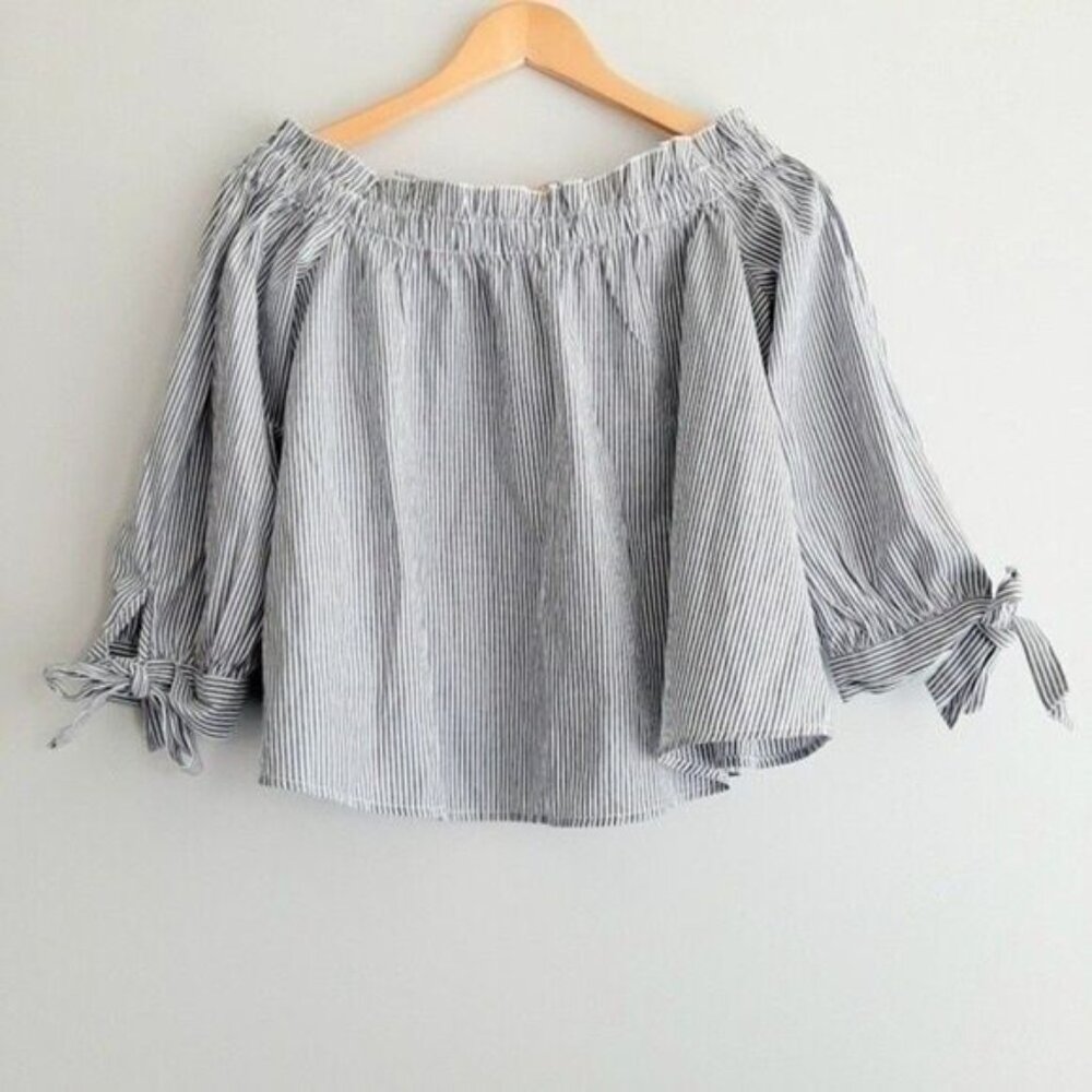 AMERICAN EAGLE Off Shoulder Smocked Blouse Pin Striped Top Blue & White Sz M